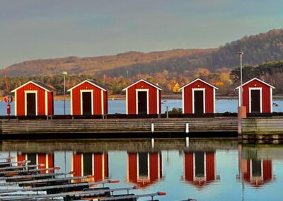 Schweden Kleine rote Hauser mit Spiegelung im Wasser