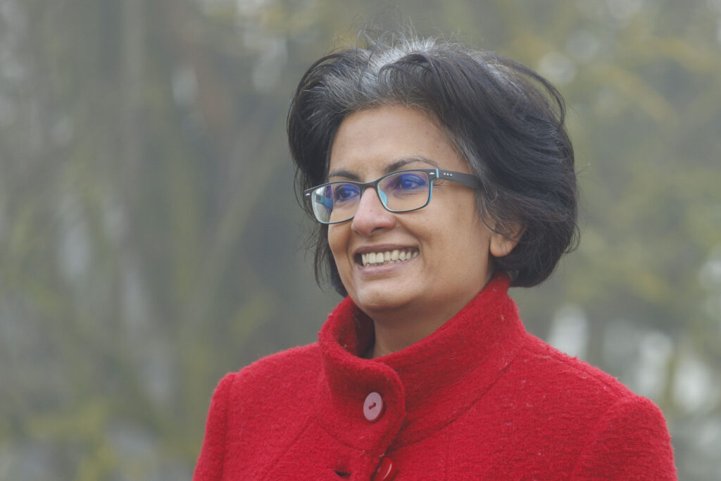 Dipali Bagga in rotem Mantel