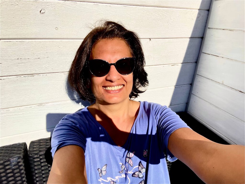 Dipali Bagga mit Sonnenbrille